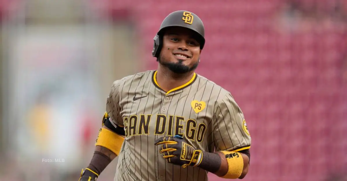 Luis Arráez corriendo las bases con el uniforme de San Diego Padres