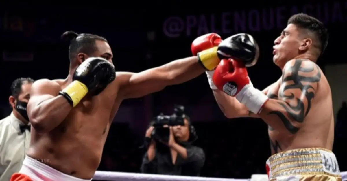 Arlen López en combate ante el dominicano, José Luis Tejeda, por el título profesional IBA