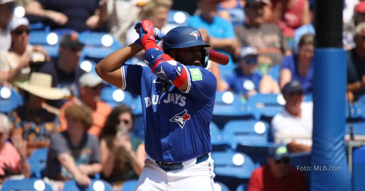 Dominicano Vladimir Guerrero Jr. en posición de bateo con camisa azul de Toronto Blue Jays