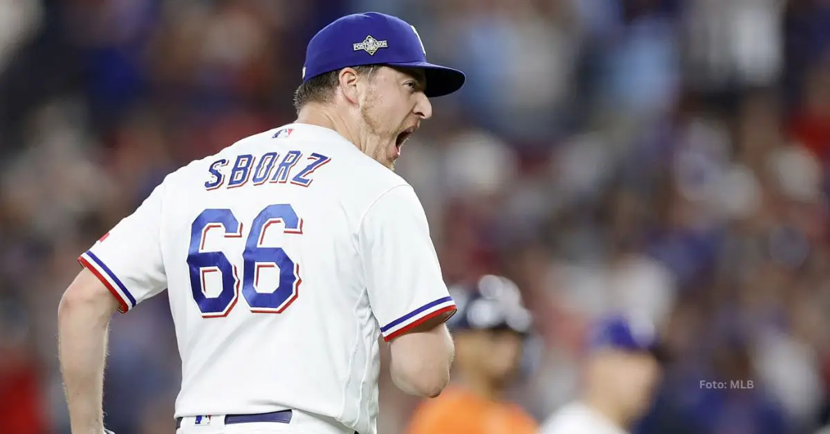 Josh Sborz con el uniforme blanco de Texas Rangers