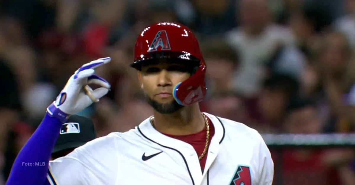 Cubano Lourdes Gurriel Jr. con el uniforma blanco de Arizona Diamondbacks