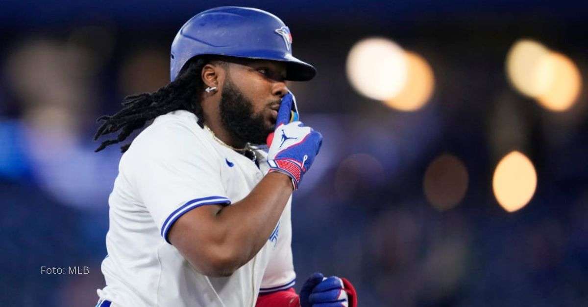 Vladimir Guerrero Jr. con ordenando hacer silencio con el uniforme de Toronto Blue Jays en MLB