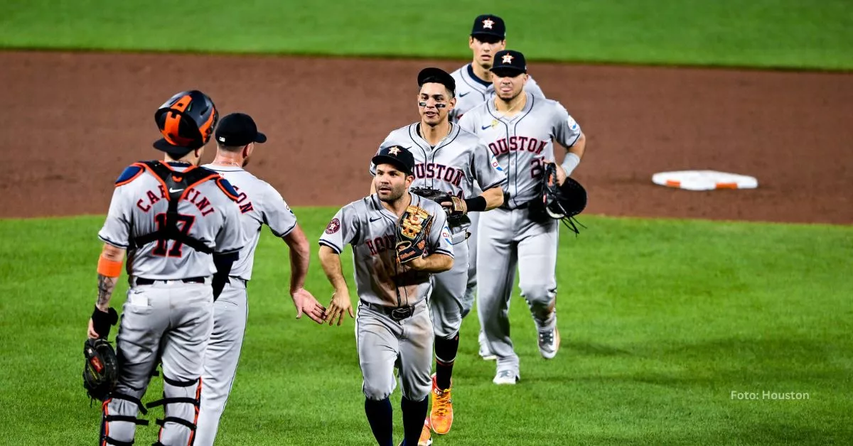 José Altuve y sus compañeros celebrando el triunfo