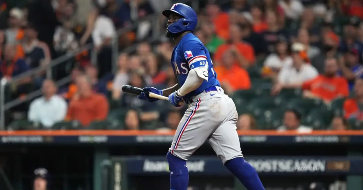 Adolis García observando la pelota tras dar un jonrón con Texas Rangers