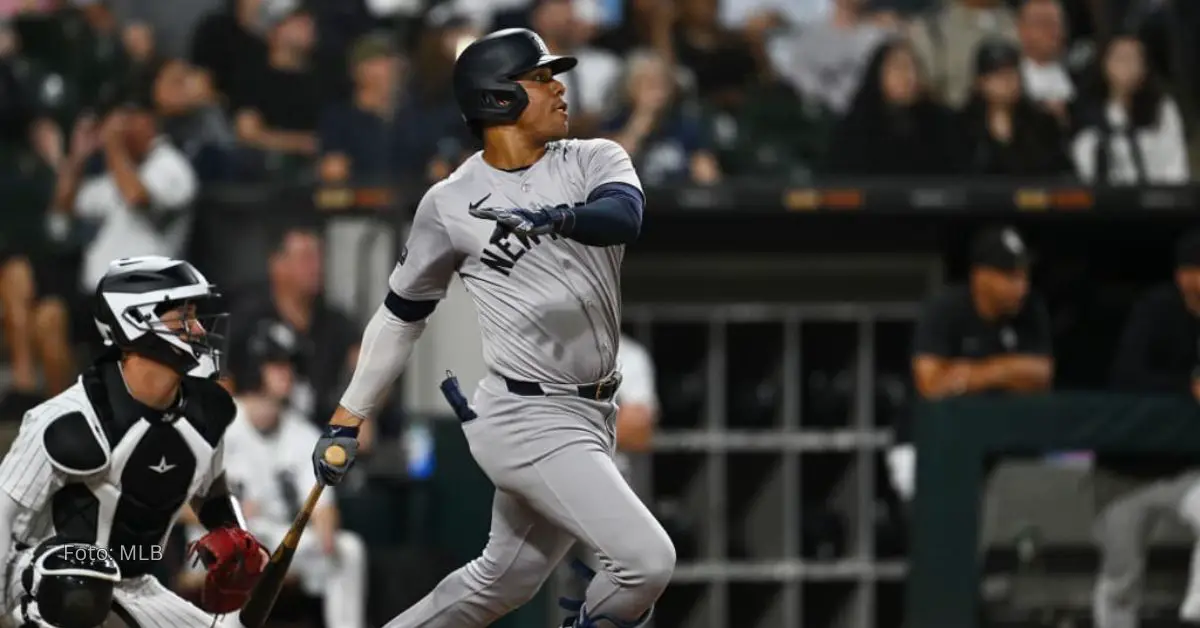 Juan Soto mirando un jonrón con New York Yankees