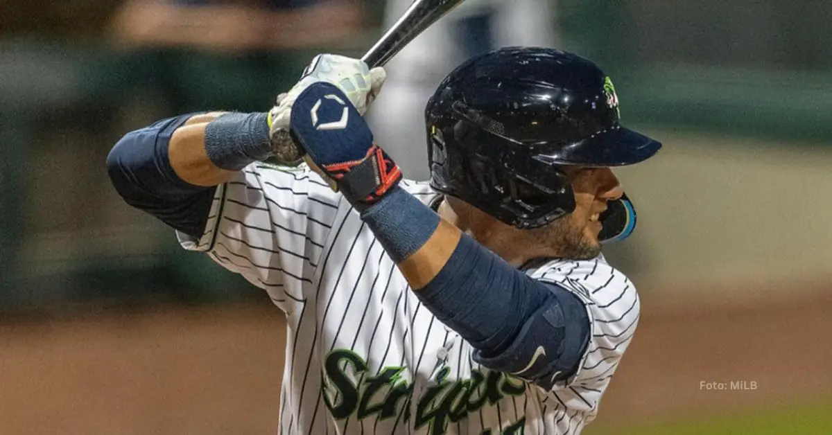 Yuli Gurriel tomando turno en Ligas Menores. Kansas City Royals movió su equipo de MLB