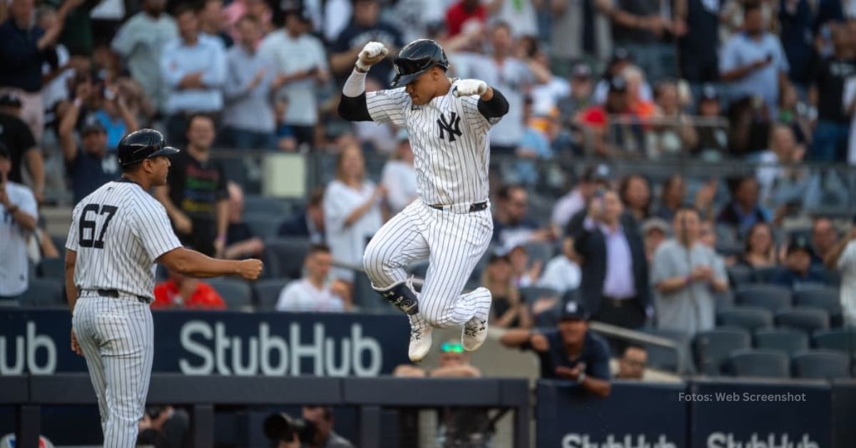 Juan Soto celebra un batazo con New York Yankees