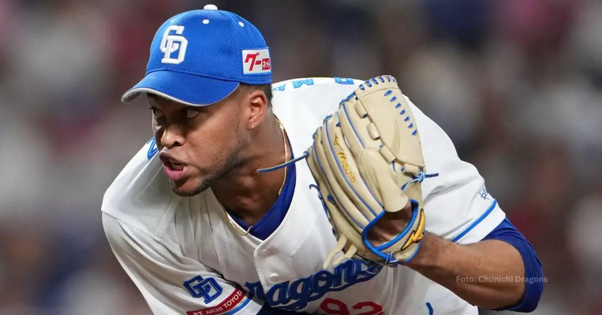 Raidel Martínez lanzando con Chunichi Dragons