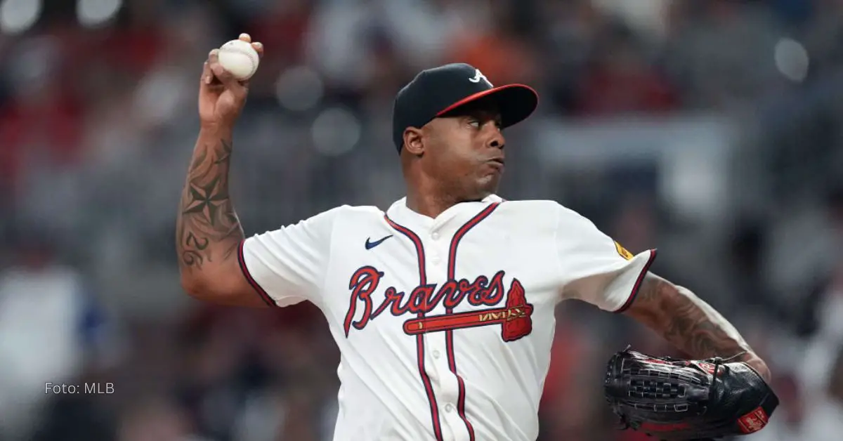 Raisel Iglesias lanzando con Atlanta Braves en MLB