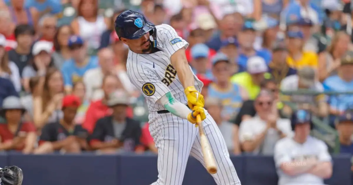 Willy Adames haciendo swing con Milwaukee Brewers