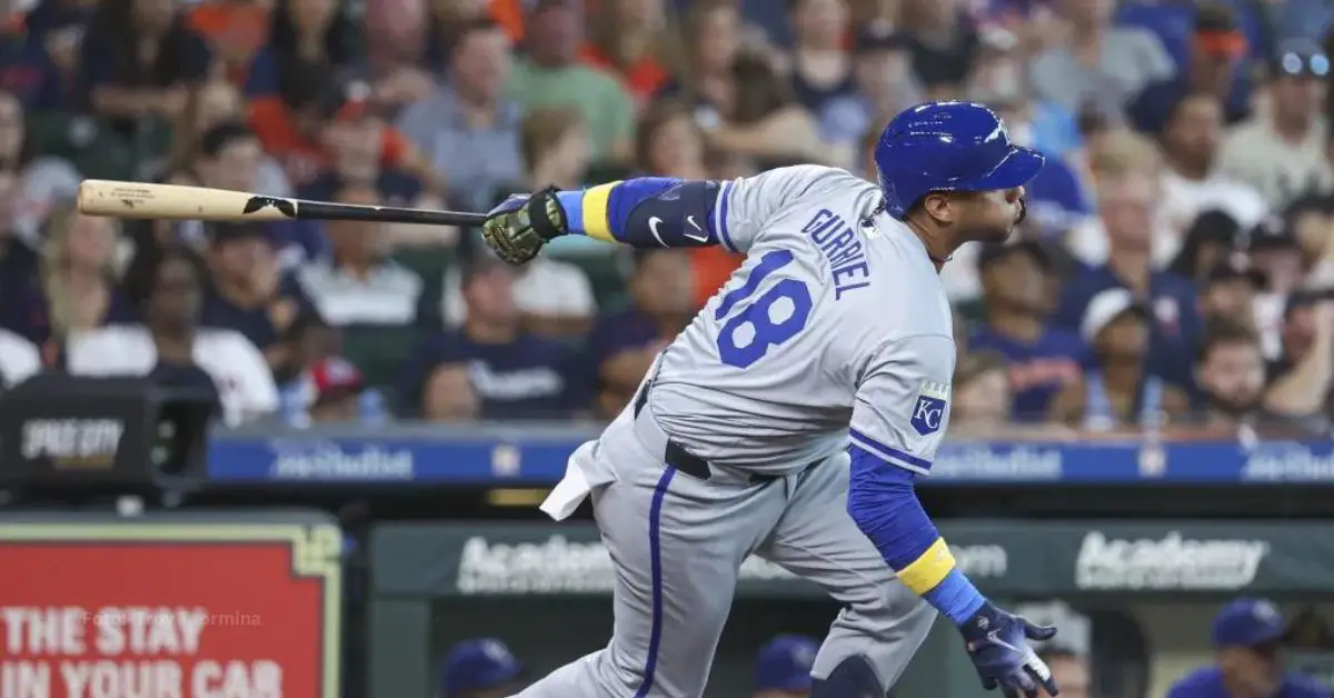 Yuli Gurriel bateando con Kansas City Royals