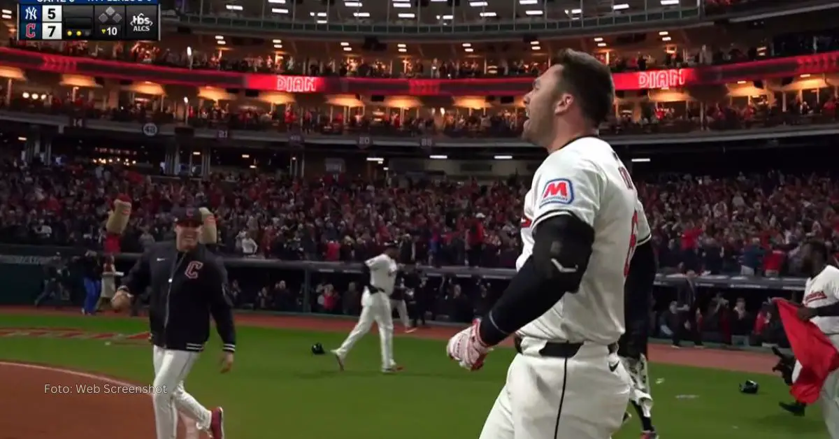 David Fry celebrando el Walk Off con Cleveland