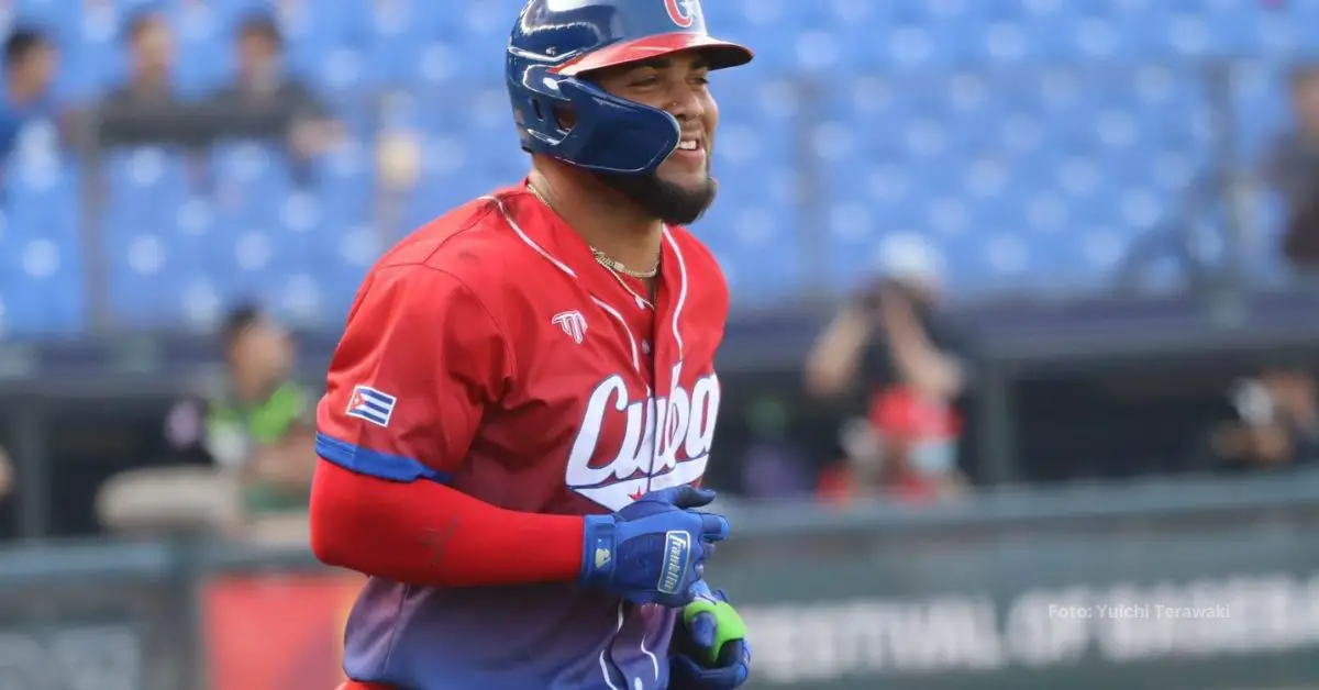 Yoan Moncada recorriendo las bases con el equipo Cuba